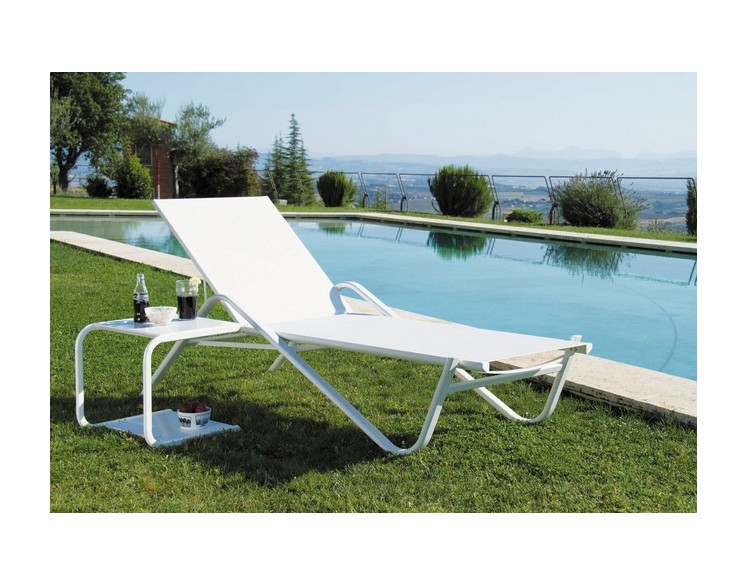 Lit piscine contemporain HOLLY de EMU OUTDOOR. Bain de soleil blanc.