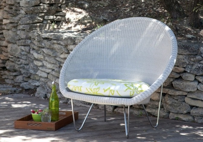 Fauteuil bas GIPSY COCOON en résine et coussin SUNBRELLA